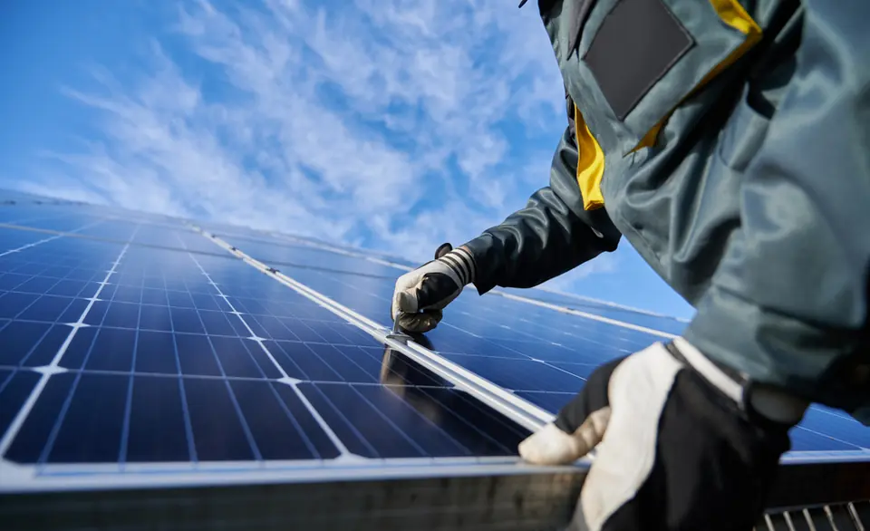 Brasil pode se tornar um dos três maiores mercados globais de energia solar distribuída em 2021, diz executivo da Jinko Solar