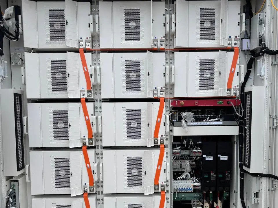 Módulos de bateria e proteção elétrica do gabinete