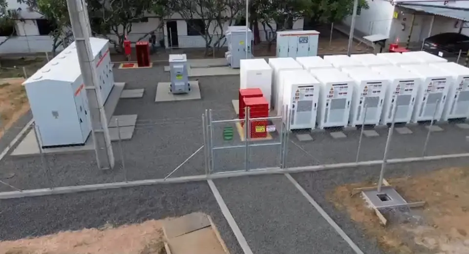 Gabinetes de baterias e equipamentos WEG em área de armazenamento de energia