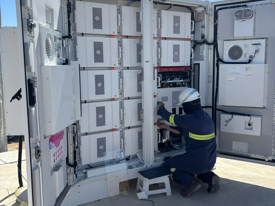 Montagem elétrica dentro do gabinete de baterias