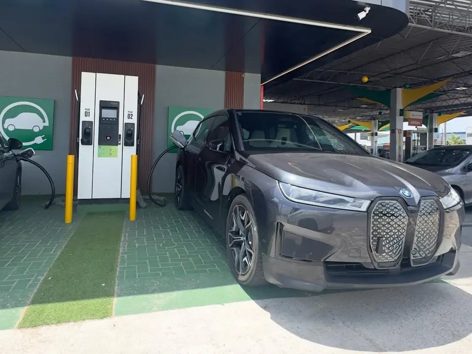 Carro elétrico em recarga rápida