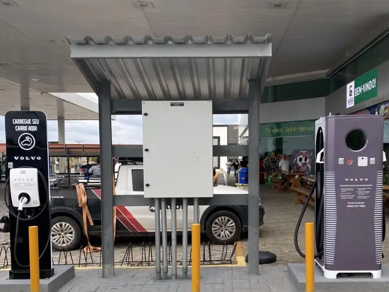 Pontos de recarga em posto de combustível