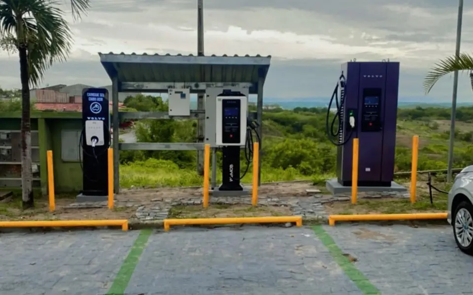 Carregador de parede e carregadores de recarga rápida com vagas demarcadas