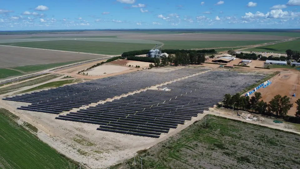 Usina solar de solo da Fazenda Santo Antônio vista de drone