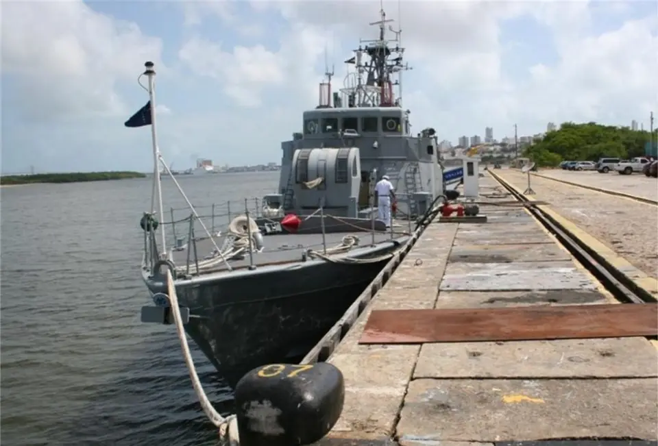 Navio Patrulha Guaíba atracado no porto