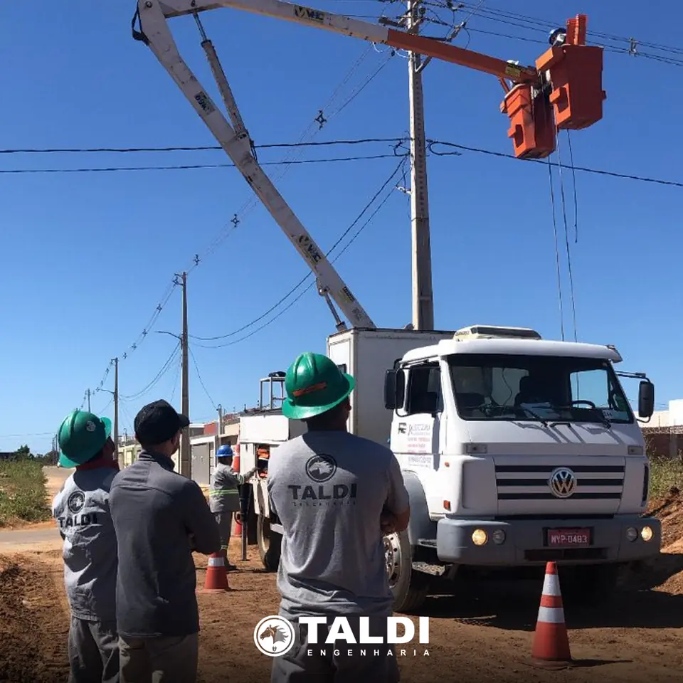 Equipe e caminhão da Taldi em obra