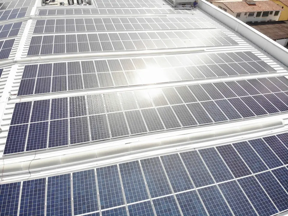 Telhado com placas solares visto de cima