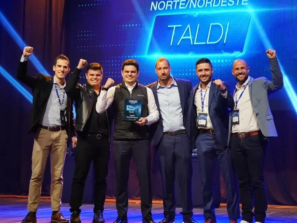 Taldi no palco da premiação WEG de 2025, região Norte/Nordeste
