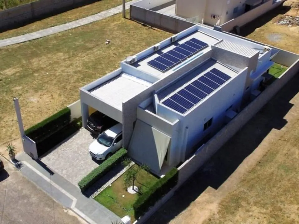 Casa com usina solar no telhado instalada pela Taldi