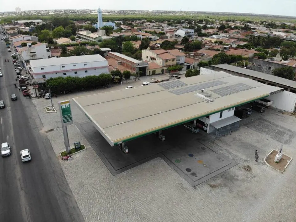 Posto Olinda com cobertura de placas solares