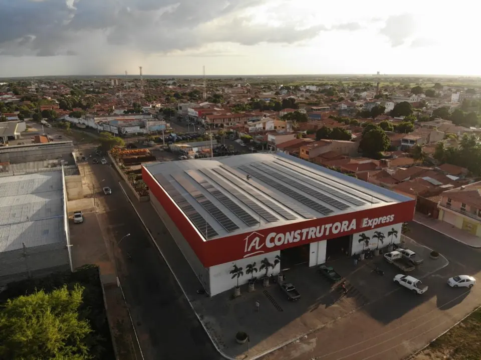 Usina solar instalada pela Taldi: A Construtora Express