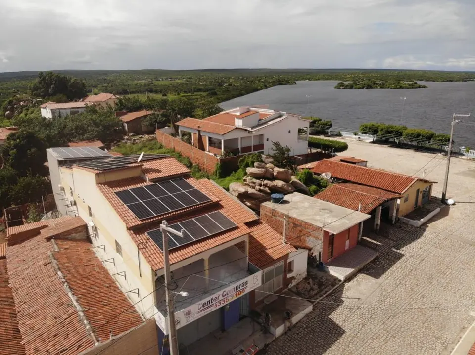 Usina solar instalada pela Taldi: F. A. Costa Santos (Center Compras)