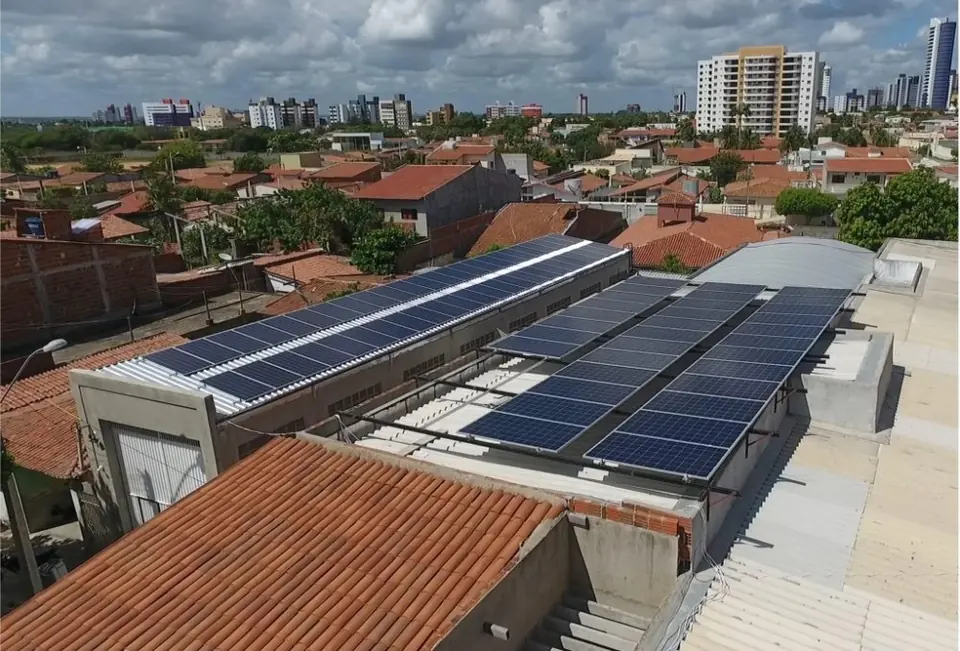 Usina solar instalada pela Taldi: Livraria Arte & Saber